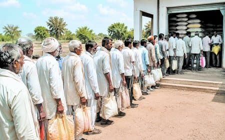 खाद पर्याप्त होने के सरकारी दावों बीच केंद्रों पर कतारें, उपलब्धता पर उठे गंभीर सवाल