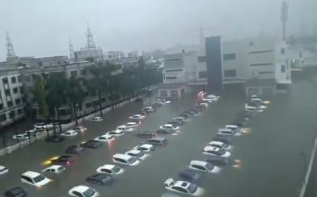 देश में मानसून का तांडव: गुजरात में 14 घंटे में 400 मिमी बारिश, यूपी में 10 नदियां उफान पर 