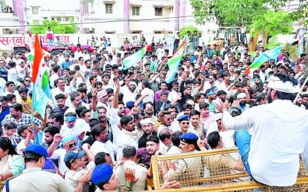 नीट पेपर लीक विरोध में कांग्रेस-एनएसयूआई का प्रदर्शन, कलेक्ट्रेट पर हंगामा और पुलिस से झड़प