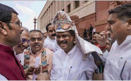 नीट विवाद: संसद पहुंचे प्रधान, विपक्ष के भारी हंगामे के बीच ‘परीक्षा संशोधन बिल’ लोकसभा में पेश