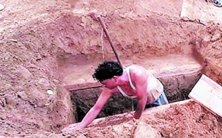 बीस दिन बाद कब्र से निकाला शव, संदिग्ध मौत मामले में हत्या की आशंका गहराई