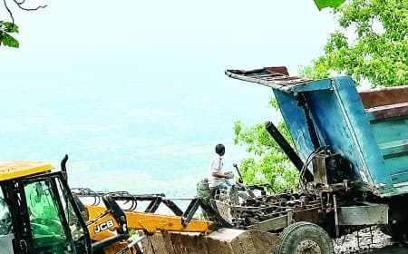 छुहिया घाटी में तेज रफ्तार ट्रक दो हिस्सों में टूटा, चालक गंभीर रूप से घायल हुआ