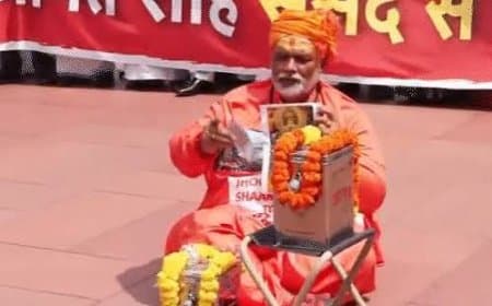 राम मंदिर चढ़ावा चोरी और 'गायब' अमित शाह के बैनर पर संसद परिसर में हंगामा