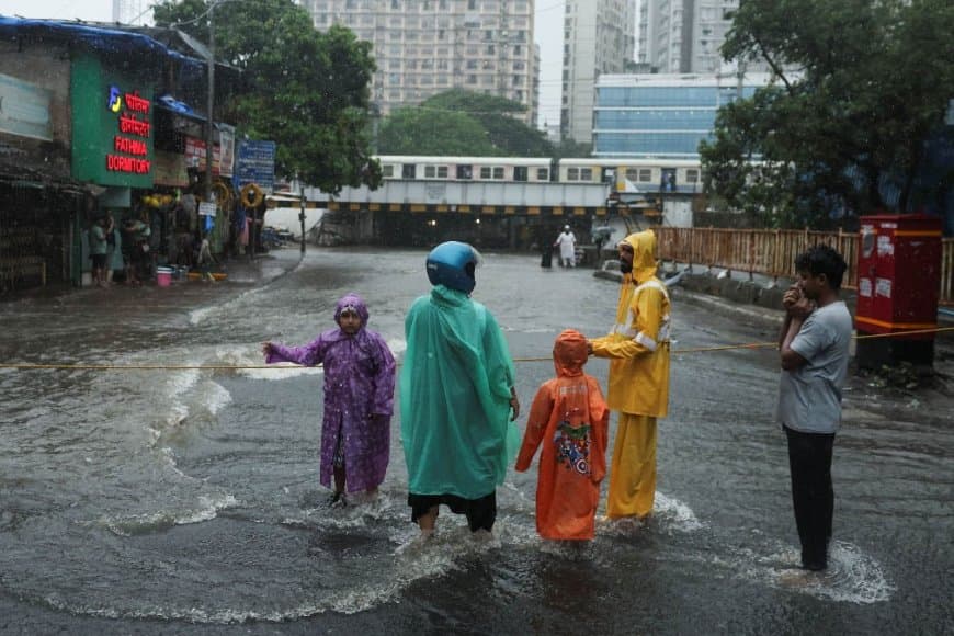 भारत: बारिश, भूस्खलन और दरकने लगे पहाड़... मुंबई पानी-पानी... हिमाचल में अब तक नौ लोगों की मौत