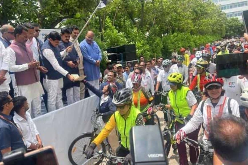 मध्यप्रदेश: इंदौर से ओंकारेश्वर के लिए निकली साइकिल रैली को सीएम ने हरी झंडी दिखाकर किया रवाना