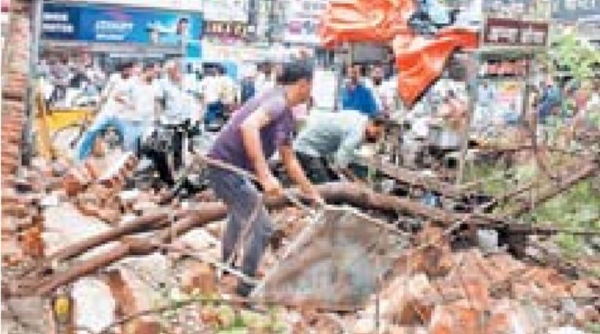 पेड़ गिरने से एमएलबी स्कूल की दीवार ढही, तीन घायल, बड़ा हादसा टला शहर में