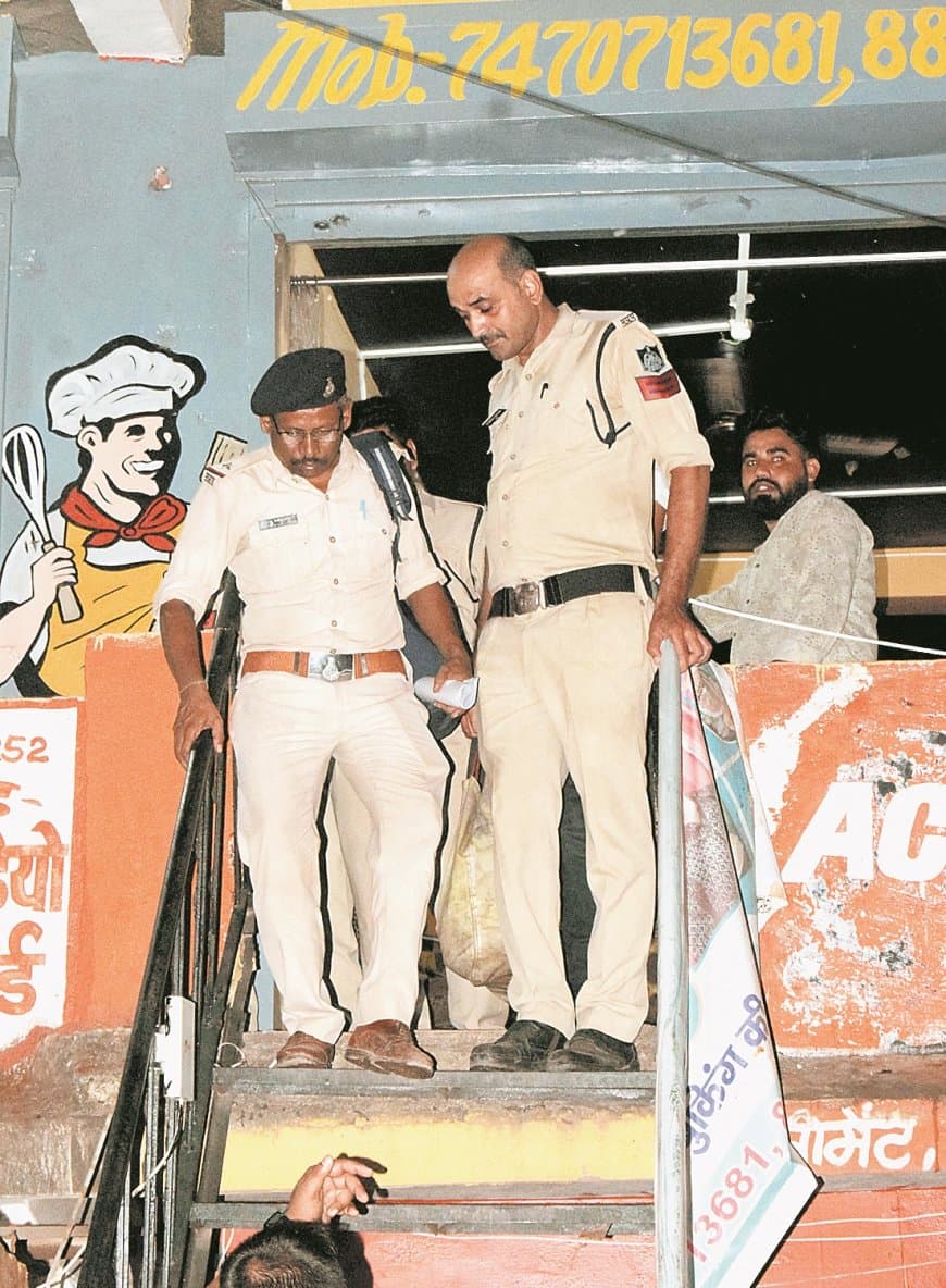 फूड कैफे की आड़ में नशीली कफ सिरप बिक्री, संचालक गिरफ्तार, चालीस शीशियां बरामद