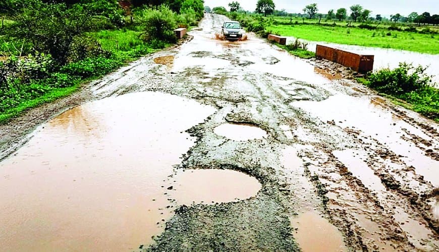 पोड़ी पतौरा-धवारी मार्ग बदहाल, बरसात में हर सफर बना ग्रामीणों के लिए जानलेवा चुनौती रोज