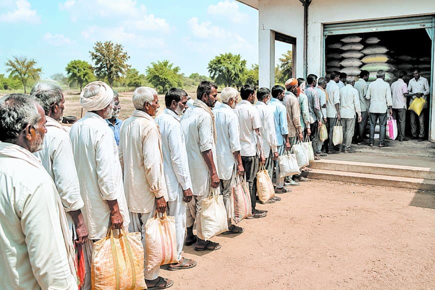 खाद पर्याप्त होने के सरकारी दावों बीच केंद्रों पर कतारें, उपलब्धता पर उठे गंभीर सवाल