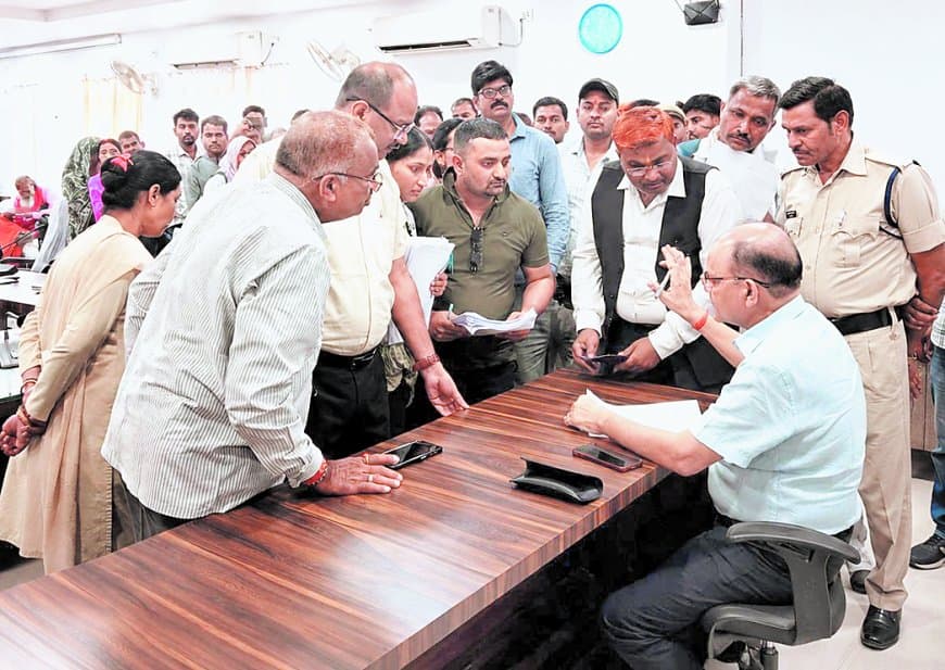 जनसुनवाई में गूंजीं कर्मचारियों, आशा कार्यकर्ता और पीड़ित परिवारों की समस्याएं, कार्रवाई की मांग तेज