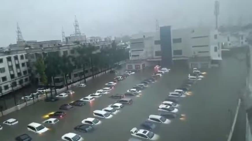 देश में मानसून का तांडव: गुजरात में 14 घंटे में 400 मिमी बारिश, यूपी में 10 नदियां उफान पर 