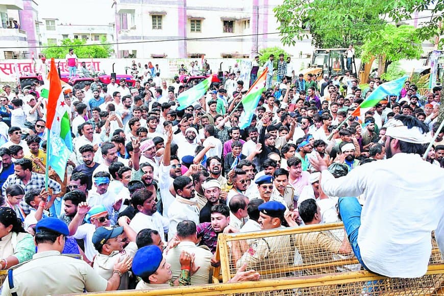 नीट पेपर लीक विरोध में कांग्रेस-एनएसयूआई का प्रदर्शन, कलेक्ट्रेट पर हंगामा और पुलिस से झड़प