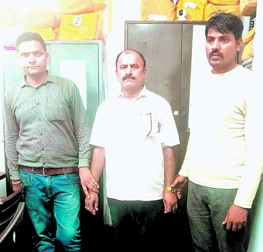 पेंशन प्रकरण में रिश्वत मांगने वाला बाबू ट्रैप, लोकायुक्त ने तीन हजार लेते पकड़ा रंगेहाथ आज