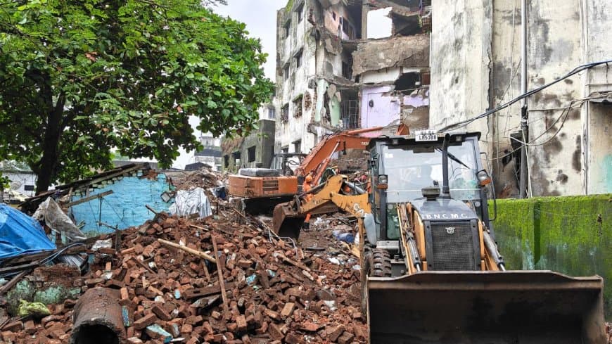 महाराष्ट्र: भिवंडी में चार मंजिला बिल्डिंग गिरी... सात लोगों की मौत...एनडीआरएफ ने महिला को सुरक्षित निकाला 