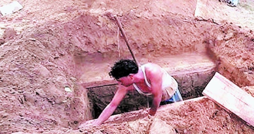 बीस दिन बाद कब्र से निकाला शव, संदिग्ध मौत मामले में हत्या की आशंका गहराई
