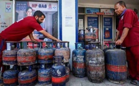 पांच बदलाव- कॉमर्शियल गौस सिलेंडर 200 रुपए सस्ता... तत्काल टिकट के लिए नया टोकन सिस्टम