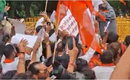 विहिप और बजरंग दल का उग्र प्रदर्शन: राहुल गांधी के पुतले पर पोता गया गोबर, राम मंदिर के चढ़ावे को लेकर गरमाई सियासत