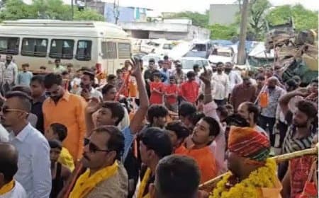 इंदौर में चंदन नगर थाने पर कांवड़ियों का प्रदर्शन, भगवान भोलेनाथ पर टिप्पणी को लेकर FIR की मांग