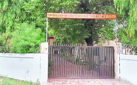 स्कूल में पढ़ाई छोड़ छात्रों को दिखाई एडल्ट फिल्म, वायरल वीडियो से मचा शिक्षा विभाग में हड़कंप