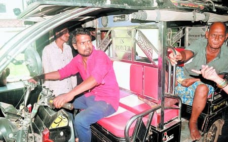 जिला अस्पताल में वार्ड तक पहुंचा ई-रिक्शा, सुरक्षा व्यवस्था पर फिर उठे गंभीर सवाल आज