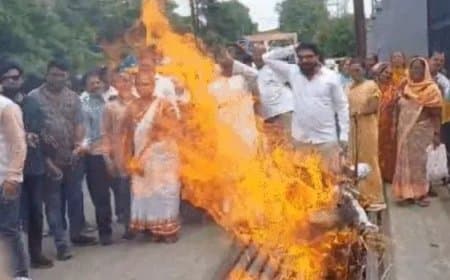 कांग्रेस ने नगर निगम का किया घेराव, जलाया पुतला,  सरकार पर साधा निशाना