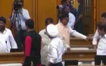 दिल्ली विधानसभा: भाजपा-आप विधायक में तनातनी... अध्यक्ष ने दी सख्त चेतावनी, पांच नेता किए गए बाहर