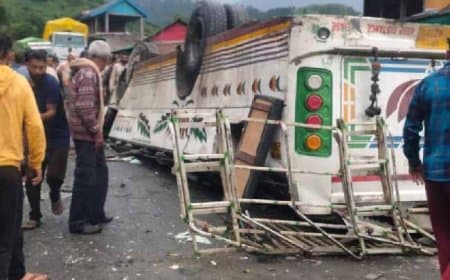 हिमाचल प्रदेश में भीषण हादसा: सड़क से फिसलकर सौ फीट नीचे खाई में गिरी बस... आठ लोगों की मौत