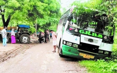 ककरहटी-देवेंद्रनगर मार्ग पर हादसा टला, 30 यात्रियों से भरी बस क्षतिग्रस्त क्रॉसिंग पर सड़क से उतरी