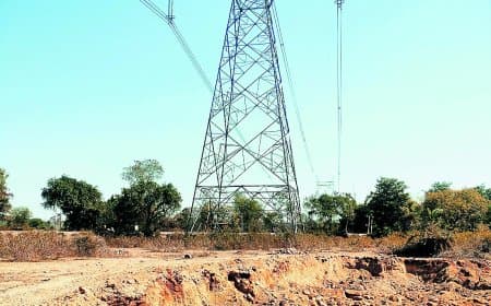 400 केवी टावरों की नींव के पास धड़ल्ले से मिट्टी उत्खनन, हादसे का बढ़ा खतरा सतना में