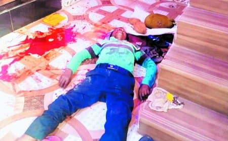 बकाया मजदूरी मांगने गए राजमिस्त्री की संदिग्ध मौत, मकान मालिक हिरासत में, परिजनों ने किया घेराव