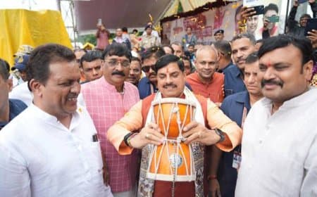 स्वयं दादा गुरु के साथ कांवड़ उठाकर यात्रा में  शामिल हुए मुख्यमंत्री,  कांवड़ियों पर की पुष्प वर्षा
