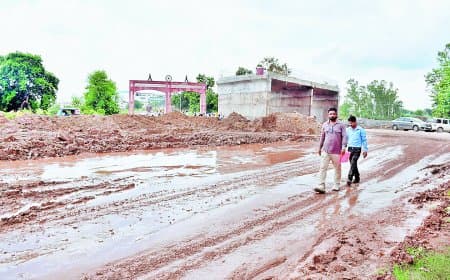 राम पथगमन फ्लाईओवर से बंद हुआ पुराना रास्ता, ग्रामीणों ने सतना-पन्ना मार्ग जाम कर जताया विरोध