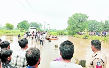 उफनते नाले में रपटा पार करना पड़ा भारी, मामा समेत दो मासूम भांजों की दर्दनाक मौत
