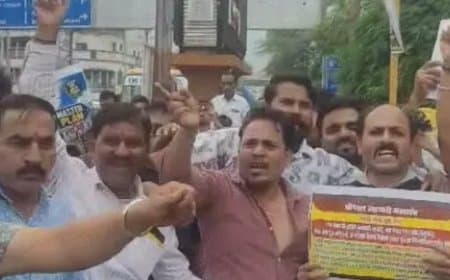 भोपाल में कमर्शियल सीलिंग के खिलाफ व्यापारियों का चक्काजाम, मास्टर प्लान और नियमितीकरण के लिए आवाज बुलंद की