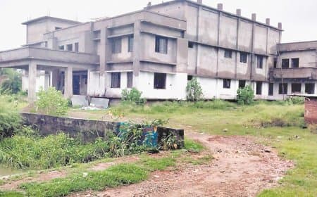 तीन साल से अधूरा अस्पताल, पुराने भवन में डूबे लाखों के उपकरण, कोटर की स्वास्थ्य व्यवस्था पर गंभीर सवाल