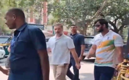 दिल्ली संसद मार्ग: पैलेट गन पीड़ित साहिल को साथ लेकर जांच की जानकारी लेने डीसीपी ऑफिस पहुंचे राहुल गांधी