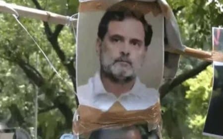 राहुल गांधी के आवास के बाहर सिखों का प्रदर्शन, बोले- 1984 दंगा मामले पर कांग्रेस मांगे माफी