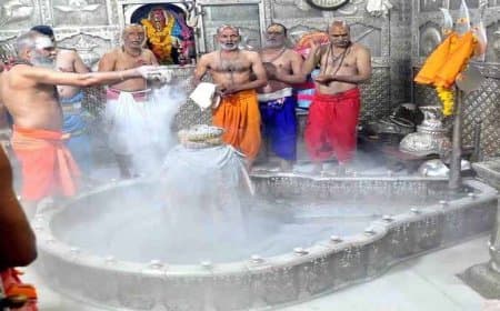 सावन का अंतिम सोमवार: महाकाल का रजत श्रृंगार, काशी में लाखों का सैलाब और देवघर में चार किमी लंबी लाइन
