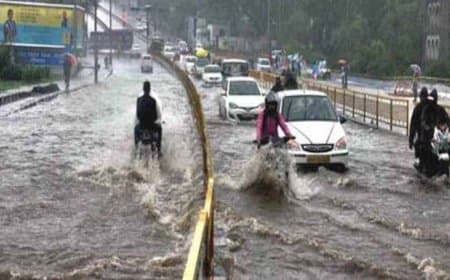 भोपाल में मूसलाधार: घंटे भर की बारिश में ही भोपाल में सड़कें बनीं तालाब, शहर की निचली बस्तियां जलमग्न