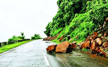 सीधी में बारिश ने बढ़ाया सड़क धंसने का खतरा, शिकारगंज-भंवरसेन मार्ग पर मिट्टी कटाव तेज