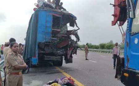 यूपी में पूर्वांचल एक्सप्रेसवे पर हादसा: ट्रक ने बस में मारी टक्कर, तीन यात्रियों की मौत...11 लहूलुहान