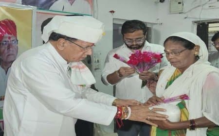 अनोखा रक्षाबंधन: राखी बंधवाकर बहनों को कांग्रेसियों ने उपहार में दिए शकर के पैकेट...  कहा- मिठास छीनी  भाजपा सरकार ने