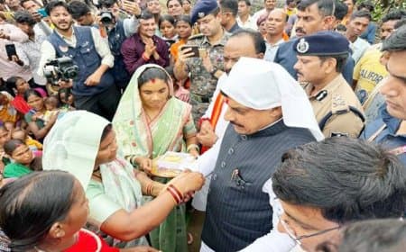 'जन विश्वास अभियान' :  25 साल बाद  नक्सल प्रभावित बोंदारी गांव पहुंचे सीएम मोहन,   225 करोड़ के विकास कार्यों का ऐलान