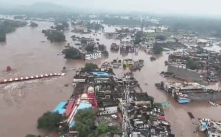 चित्रकूट-सतना में टूटा बारिश का कहर... कीचड़ में पैदल चलकर प्रभावितों के घर पहुंचे सीएम, बांटी राहत सामग्री