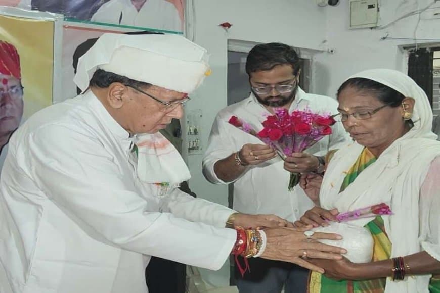अनोखा रक्षाबंधन: राखी बंधवाकर बहनों को कांग्रेसियों ने उपहार में दिए शकर के पैकेट...  कहा- मिठास छीनी  भाजपा सरकार ने