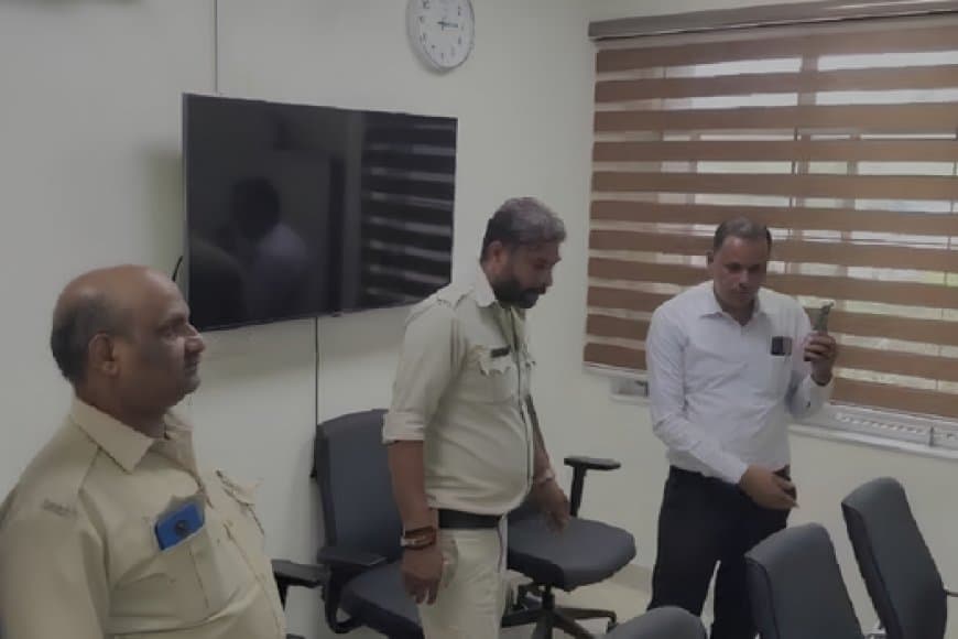 भोपाल स्वास्थ्य संचालनालय में कुर्की कार्रवाई: 4 करोड़ का बकाया चुकाने के लिए कंप्यूटर और गाड़ियां जब्त
