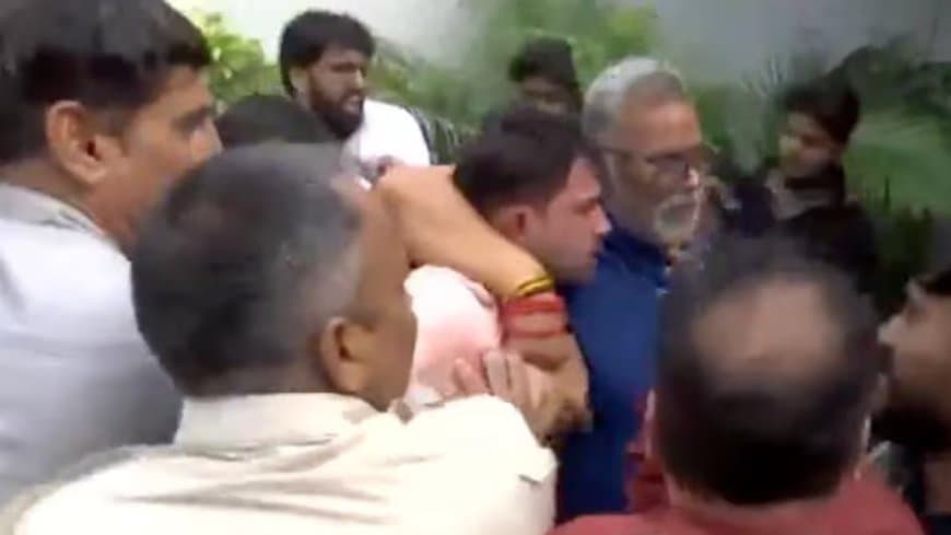 दिल्ली में पप्पू यादव की PC में हंगामा, जूता फेंकने और चाकू से हमले की कोशिश !