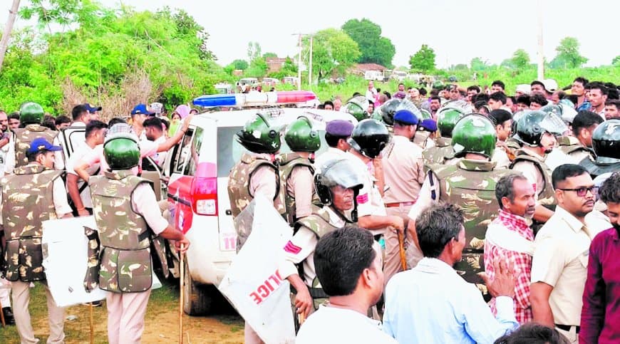 लापता युवक का शव मिलने पर बवाल, पथराव में पुलिस घायल, जांच तेज हुई अब