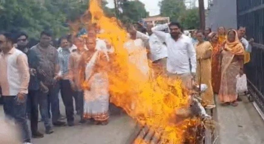 कांग्रेस ने नगर निगम का किया घेराव, जलाया पुतला,  सरकार पर साधा निशाना
