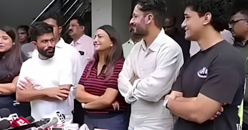 कॉकरोच जनता पार्टी का 'क्या बोलती पब्लिक' अभियान: सितंबर से देशव्यापी यात्रा शुरू करेंगे अभिजीत दीपके